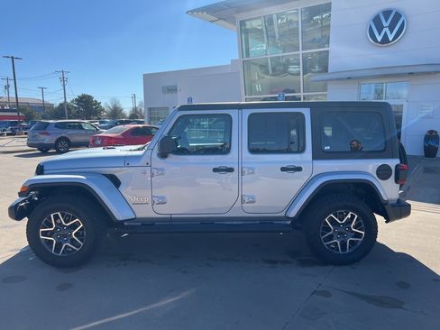 Used 2024 Jeep Wrangler Sahara image 8