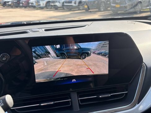 Used 2025 Chevrolet Trax LT FWD image 21