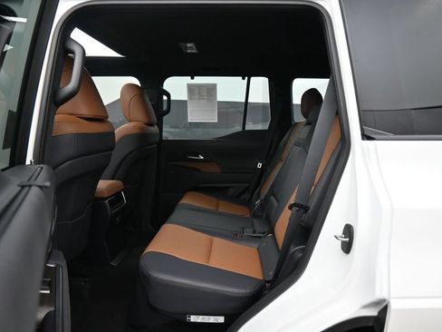 Used 2024 Lexus GX 550 w/ Accessory Package (2T) AWD/4WD image 18