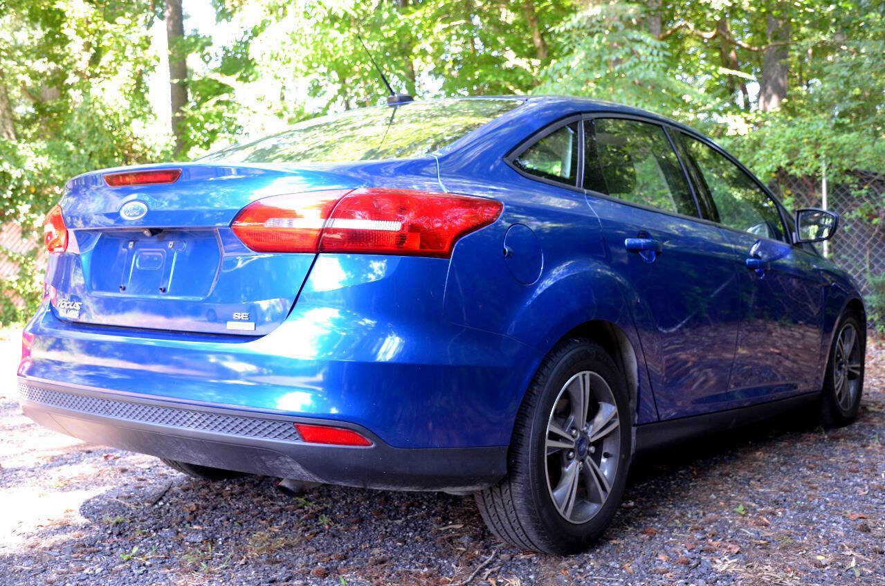 Used 2018 Ford Focus SE w/ SE Appearance Package FWD image 4
