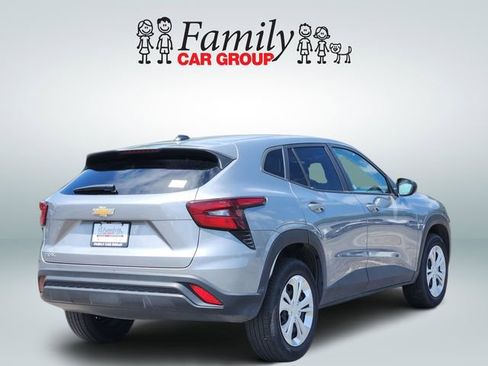 Used 2025 Chevrolet Trax LS FWD image 4