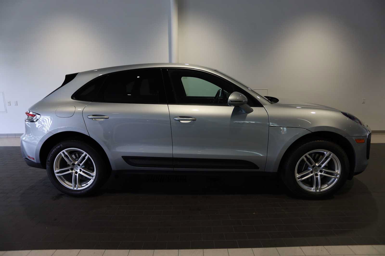 Used 2025 Porsche Macan AWD/4WD image 8