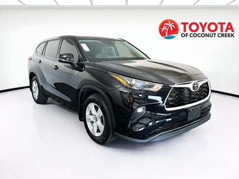 Used 2023 Toyota Highlander LE AWD/4WD image 1