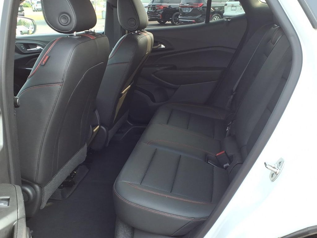 Used 2025 Chevrolet Trax RS w/ Driver Confidence Package FWD image 5