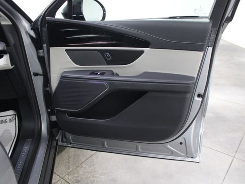 Used 2024 Lincoln Nautilus Reserve image 33