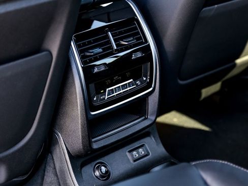 New 2026 BMW X7 M60i image 23