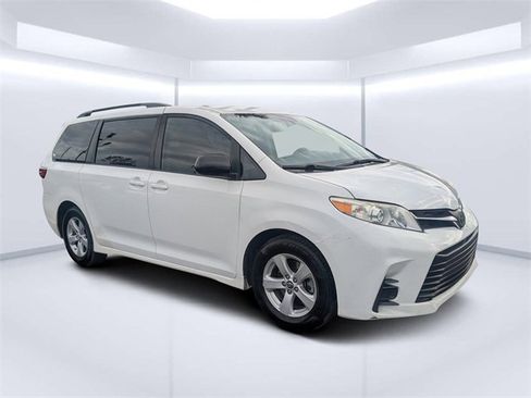 Used 2019 Toyota Sienna LE image 2