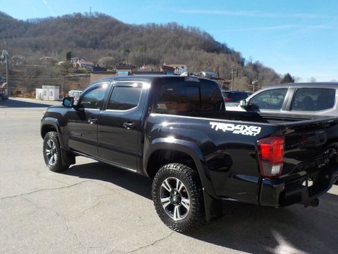 Used 2019 Toyota Tacoma TRD Sport image 2