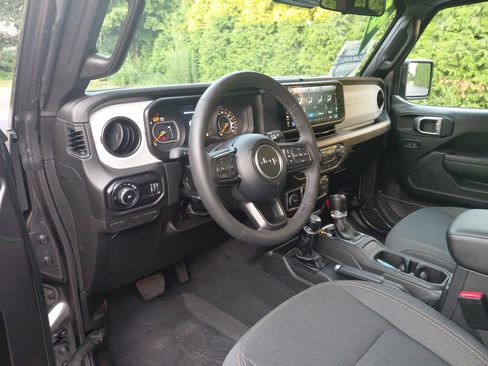 Used 2025 Jeep Wrangler Unlimited Sport AWD/4WD image 18
