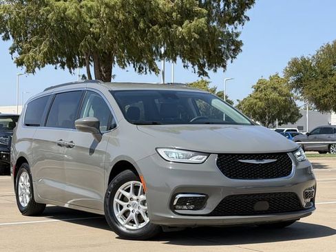Used 2022 Chrysler Pacifica Touring-L FWD image 2