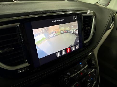 Used 2021 Chrysler Pacifica Touring-L FWD image 20