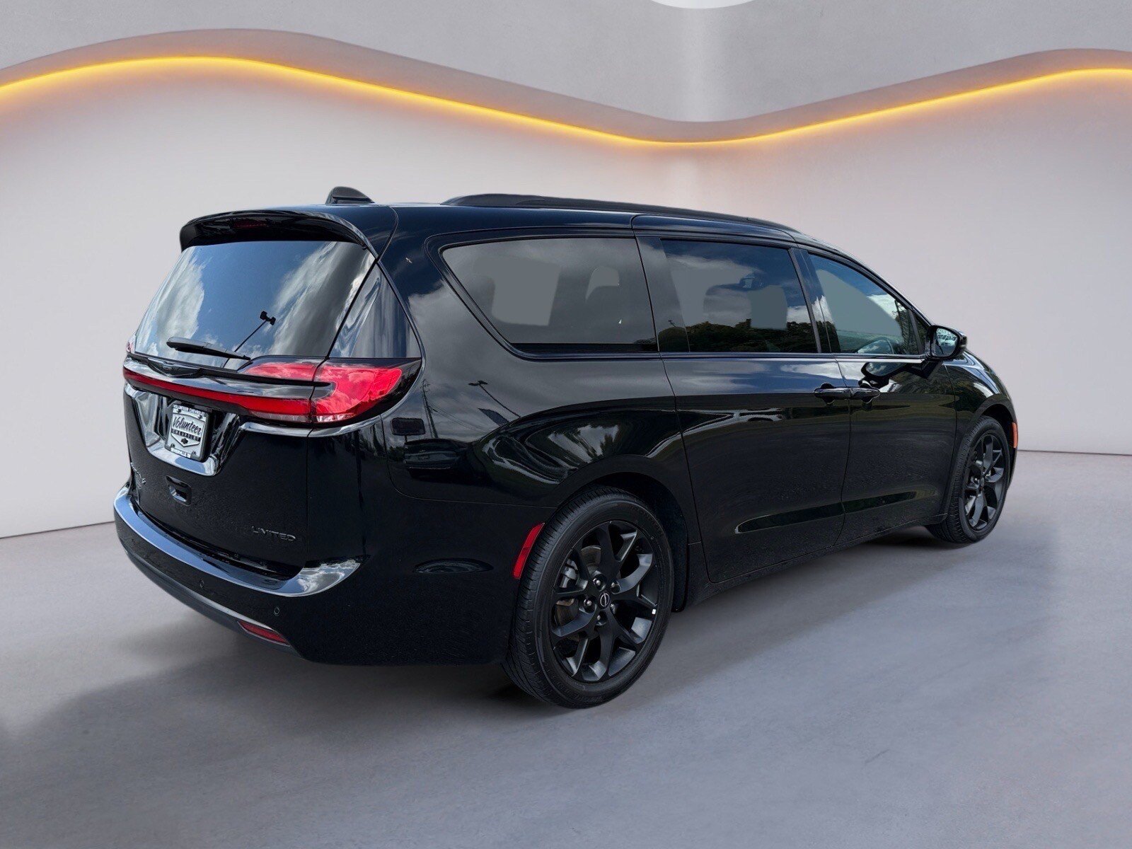 Used 2025 Chrysler Pacifica Limited FWD image 3