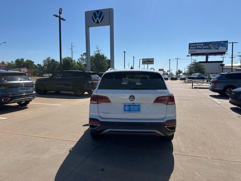 Used 2022 Volkswagen Taos SE FWD image 6