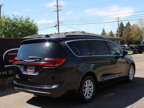 Used 2022 Chrysler Pacifica Touring-L FWD image 5