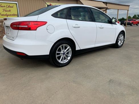 Used 2018 Ford Focus SE FWD image 2