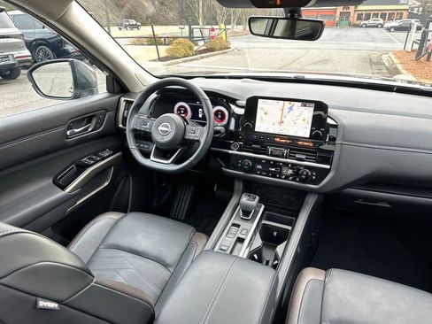 Used 2024 Nissan Pathfinder Platinum image 39