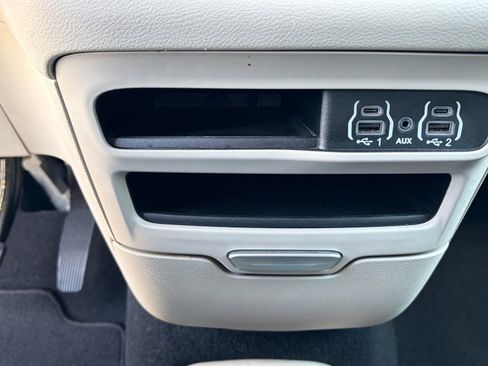 Used 2023 Chrysler Pacifica Touring-L FWD image 28