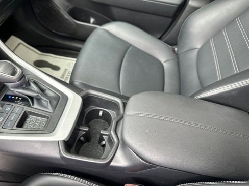 Used 2022 Toyota RAV4 XLE Premium image 17
