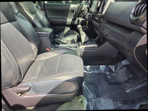 Used 2019 Toyota Tacoma TRD Off-Road w/ TRD Premium Off Road Package AWD/4WD image 19