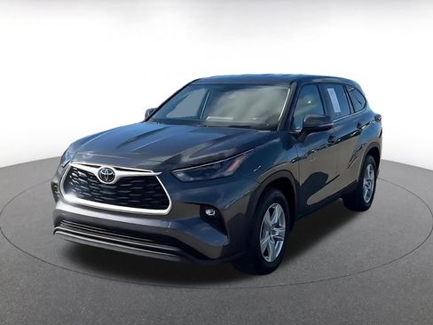 Used 2025 Toyota Highlander LE image 7