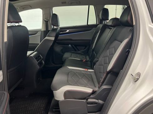 Used 2024 Volkswagen Atlas Peak Edition SE image 18