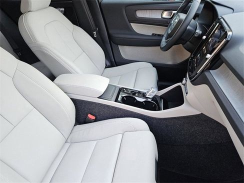 Certified 2025 Volvo XC40 B5 Ultra w/ Climate Package image 17