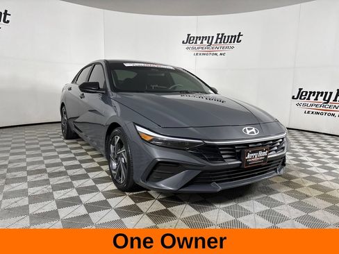 Used 2025 Hyundai Elantra Sport FWD image 4