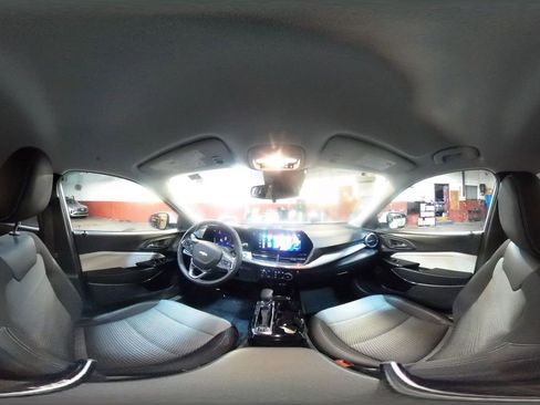 Used 2025 Chevrolet Trax LT w/ LT Convenience Package image 42