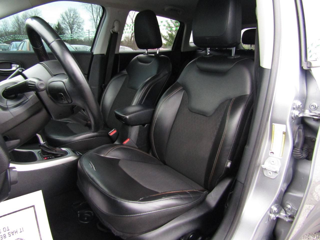 Used 2018 Jeep Compass Latitude w/ Popular Equipment Group FWD image 12