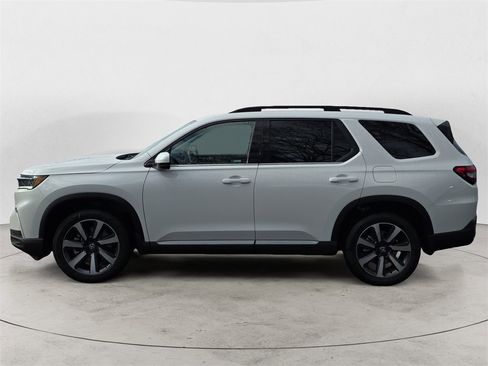 New 2025 Honda Pilot Touring image 2