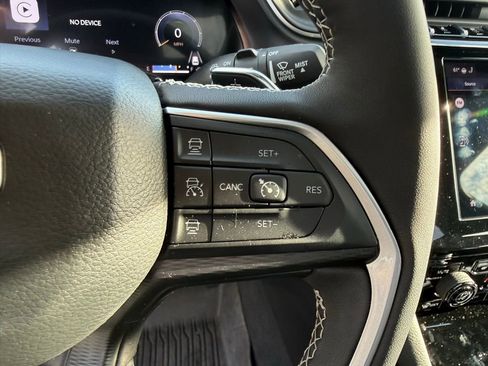 Used 2024 Jeep Grand Cherokee L Laredo image 10