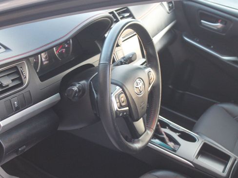 Used 2017 Toyota Camry SE w/ Moonroof Package FWD image 23