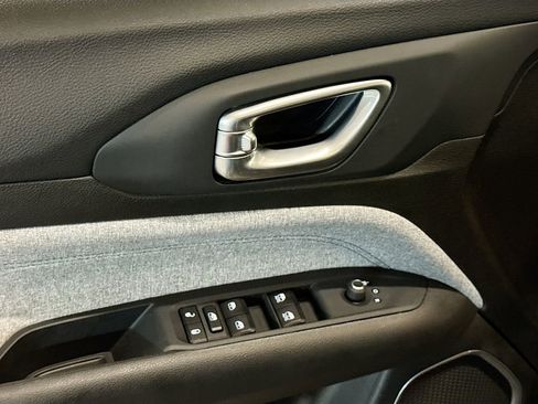 Used 2025 Jeep Compass Latitude image 17