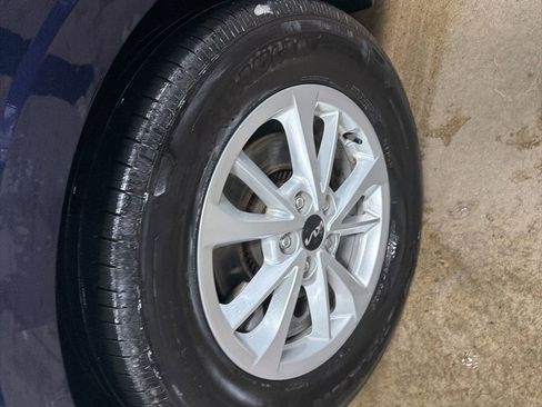 Used 2024 Kia Carnival LX image 29