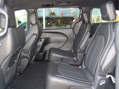 New 2026 Chrysler Pacifica Select image 21