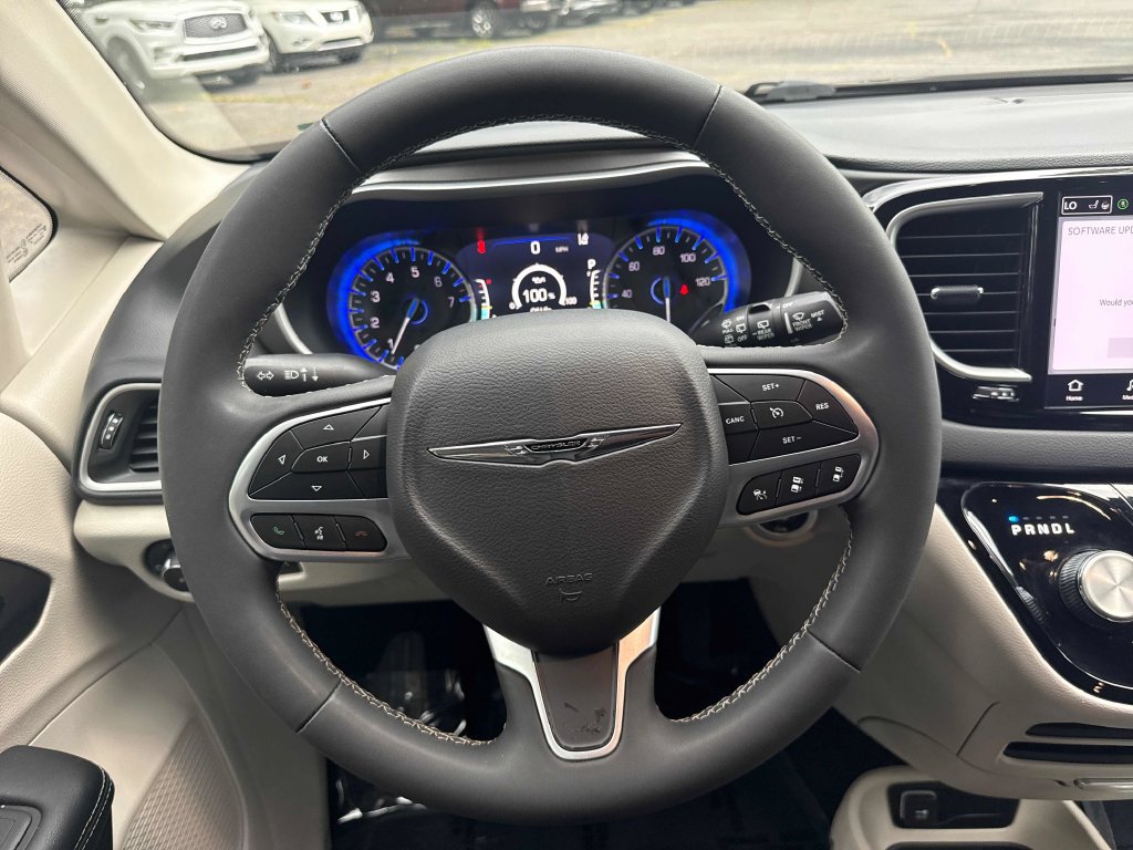 Used 2023 Chrysler Pacifica Touring-L FWD image 17