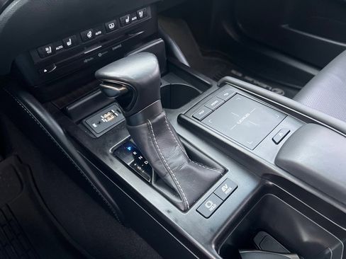 Used 2019 Lexus ES 300h w/ Accessory Package 2 image 23