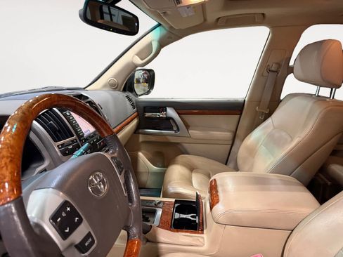 Used 2013 Toyota Land Cruiser image 10