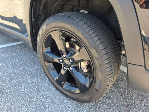 Used 2024 Jeep Grand Cherokee Limited w/ Black Appearance Package image 29