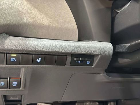 Used 2024 Toyota Sienna LE AWD/4WD image 38