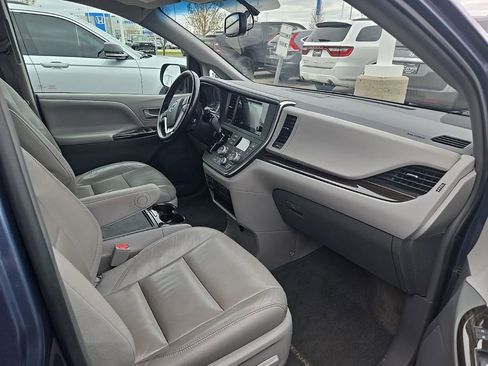 Used 2016 Toyota Sienna XLE FWD image 6
