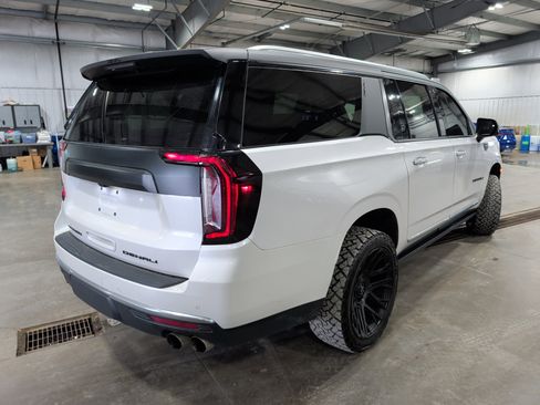 Used 2022 GMC Yukon XL Denali w/ Denali Ultimate Package AWD/4WD image 3