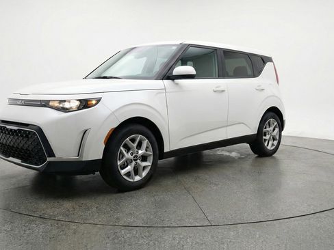 Used 2025 Kia Soul LX w/ LX Technology Package FWD image 3