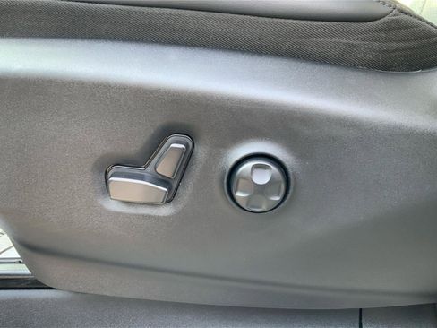 Used 2023 Chrysler Pacifica Touring-L FWD image 19