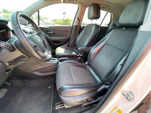 Used 2019 Chevrolet Trax LT w/ LT Convenience Package AWD/4WD image 11