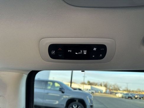 Used 2023 Chrysler Pacifica Touring-L image 26