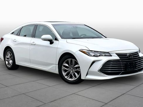 Used 2019 Toyota Avalon XLE w/ Moonroof Package FWD image 3