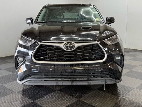 Used 2023 Toyota Highlander XLE image 4