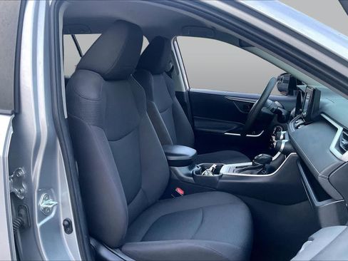 Used 2019 Toyota RAV4 LE FWD image 8