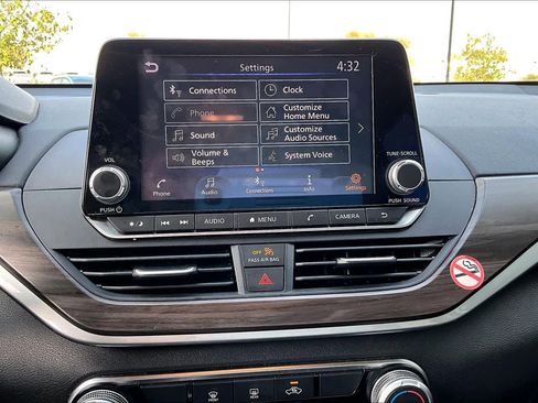 Used 2024 Nissan Altima 2.5 SV image 32